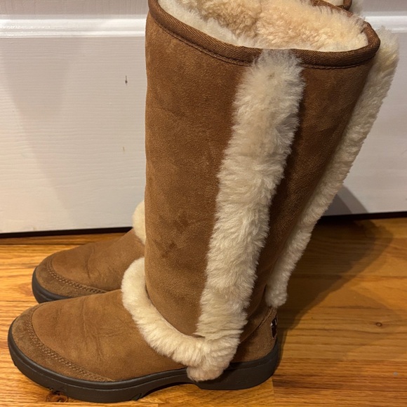 UGG Brown Winter Boots with Cream Fur - Picture 4 of 10